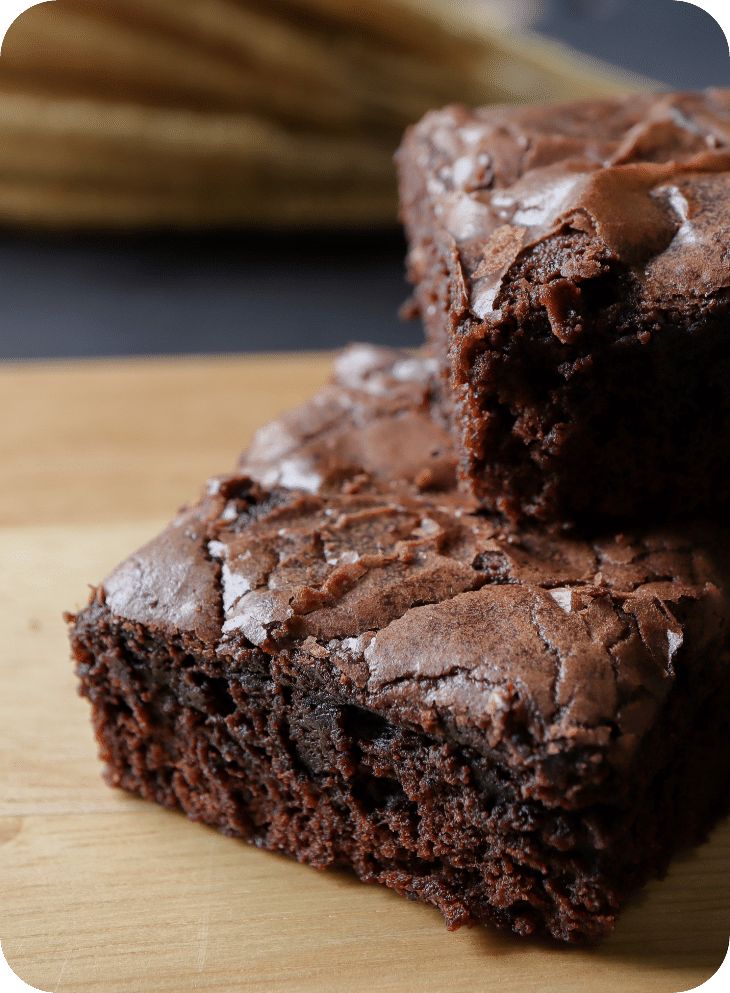 Deliciosos brownies de chocolate en una tabla de cortar.