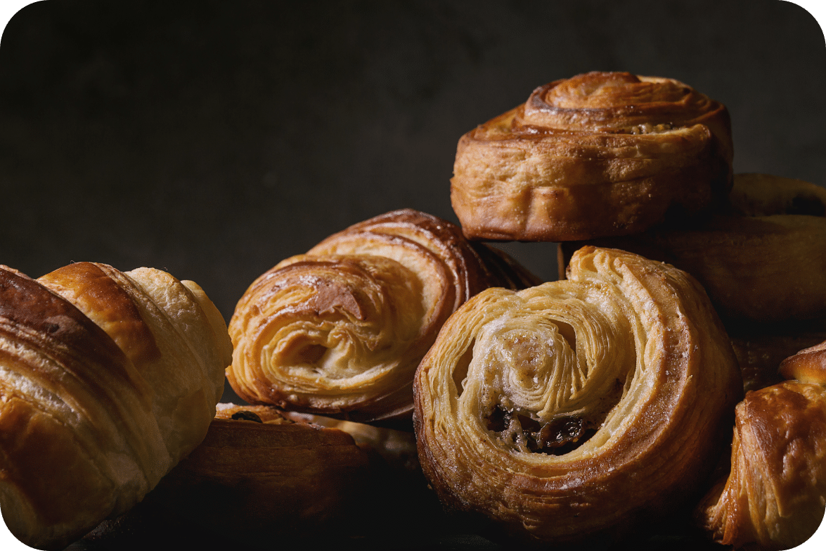 Croissants dulces en una bandeja. Ingredientes frescos y sabores únicos.