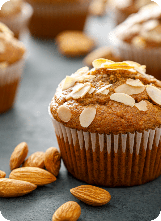 Deliciosa magdalena sin gluten decorada con almendras.