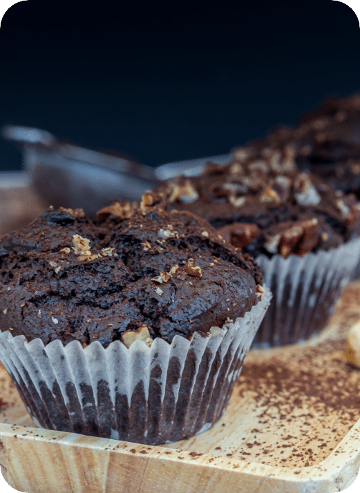 Delicioso muffin de chocolate sin gluten en una tabla de cortar de madera.