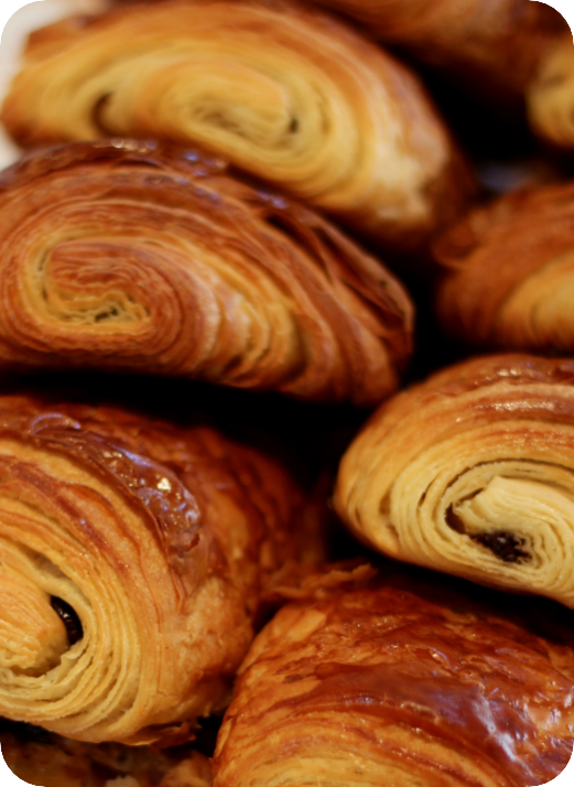 Una pila de napolitanas recién horneadas, doradas y crujientes, listas para ser disfrutadas con un café caliente.