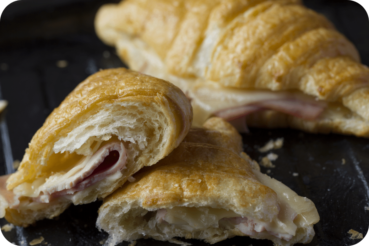 Un croissant con jamón y queso, una deliciosa opción de productos salados.