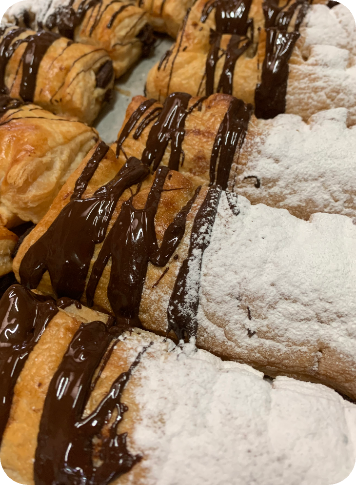 Cañas de chocolate con azúcar y chocolate por encima